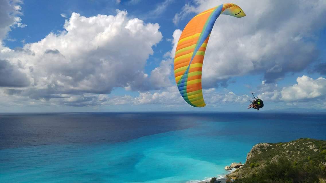 Tandem-Paragliding-Flug außerhalb von Athen