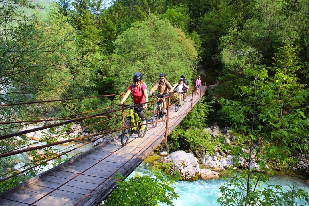 Recorrido familiar guiado en bicicleta eléctrica por el valle de Soča con salida desde Bovec.