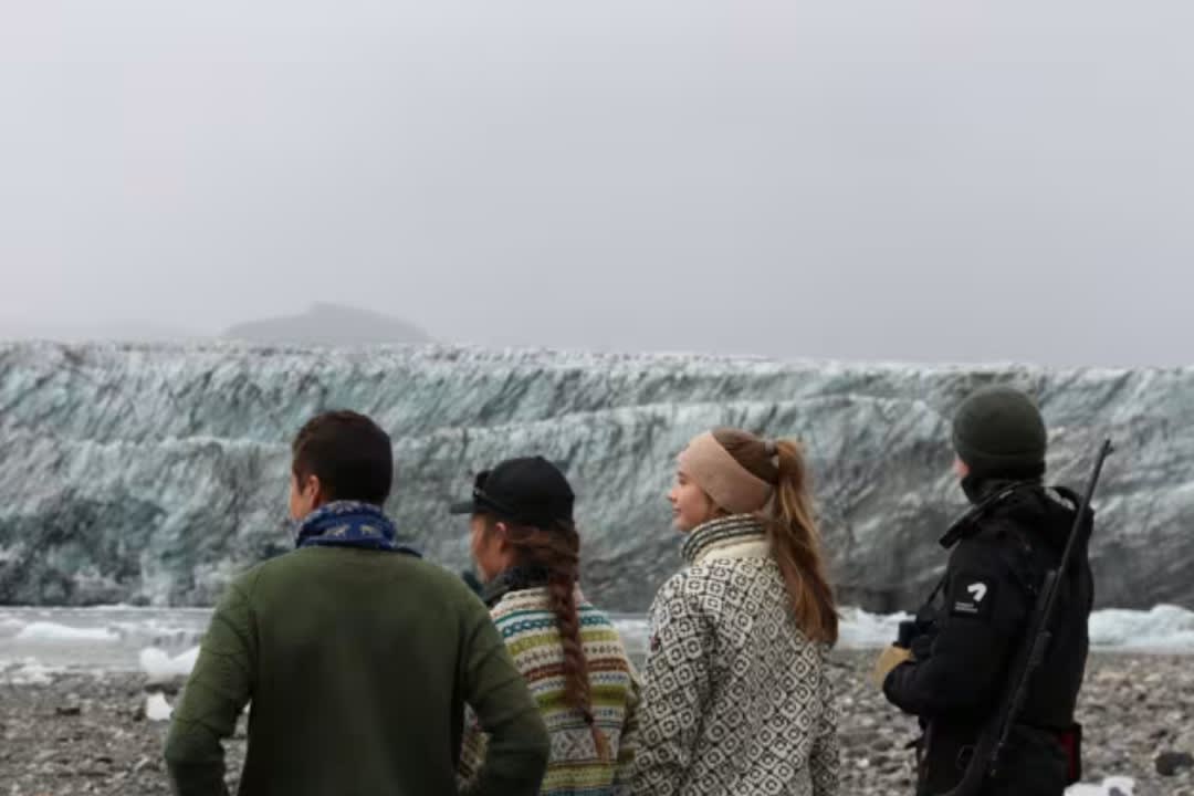 Friends enjoying a hiking trail to Hyperittfossen Waterfall in Svalbard