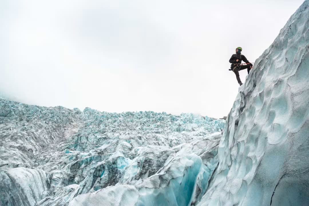 Escalade d'une montagne de glace