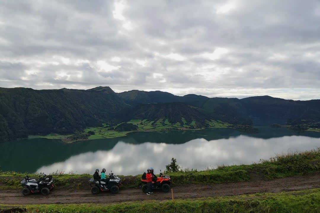 Una familia haciendo una excursión en Quad desde Ponta Delgada en São Miguel, Azores.
