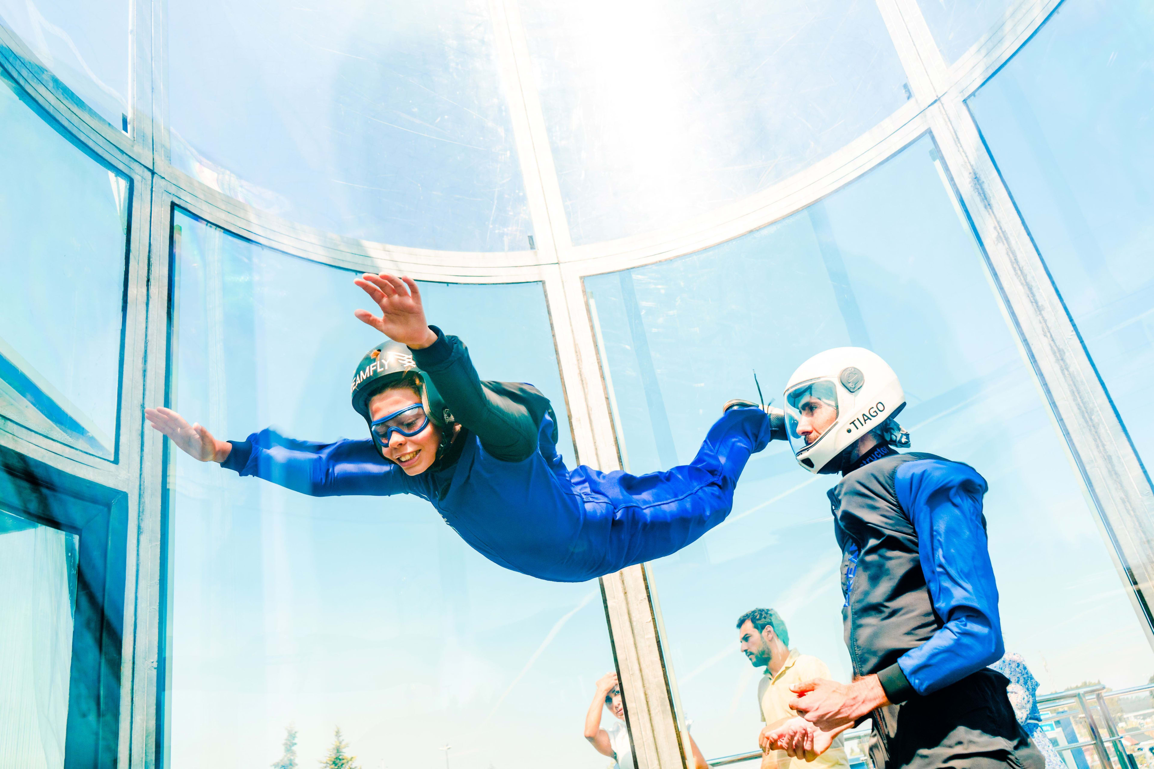 Indoor-Fallschirmspringen mit „Kind“ in der Nähe von Porto