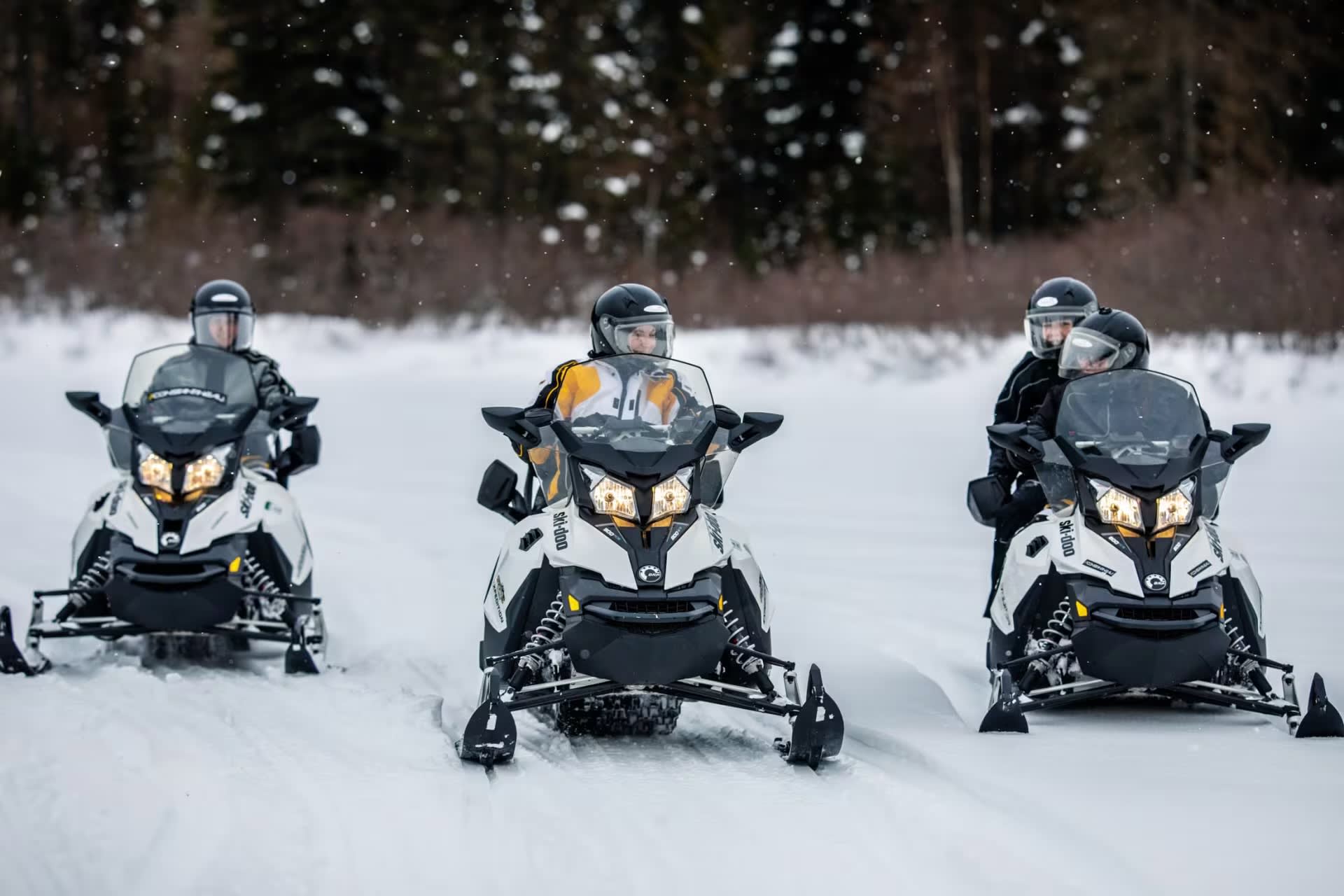 Schneemobiltour in den Laurentiden 