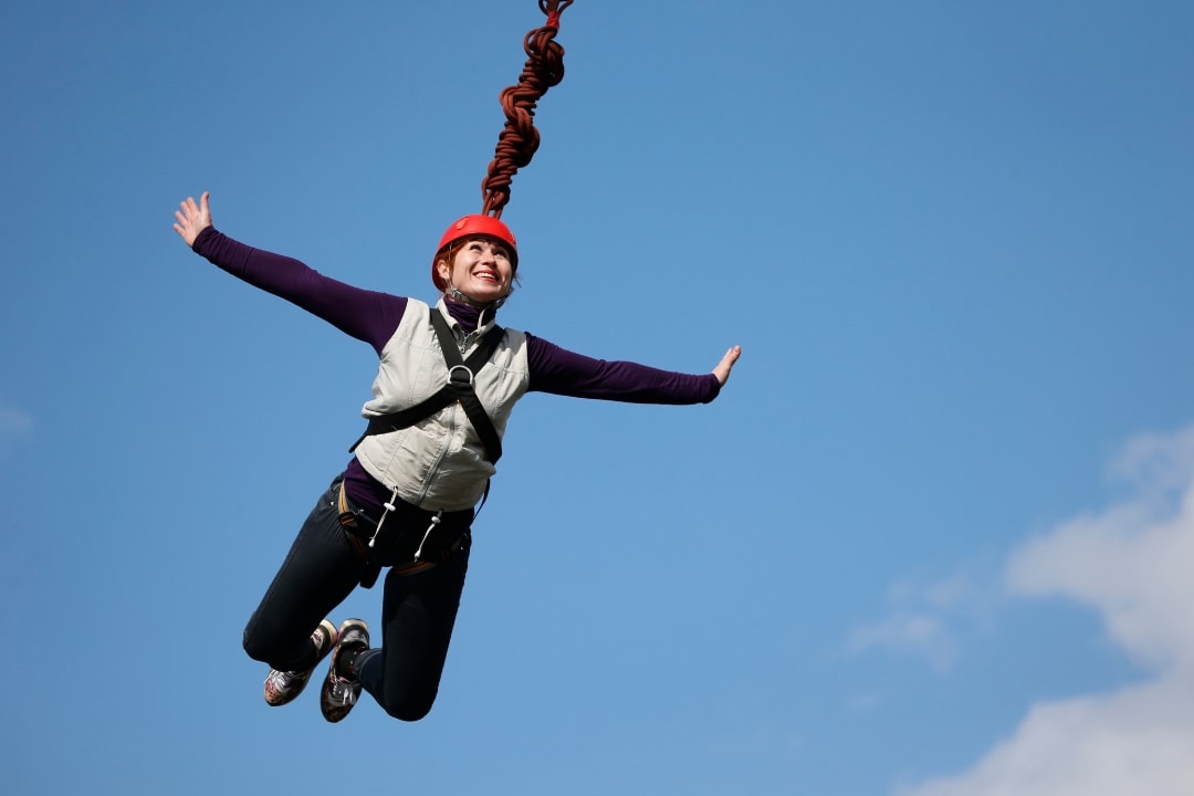 Frau genießt Bungee-Jumping