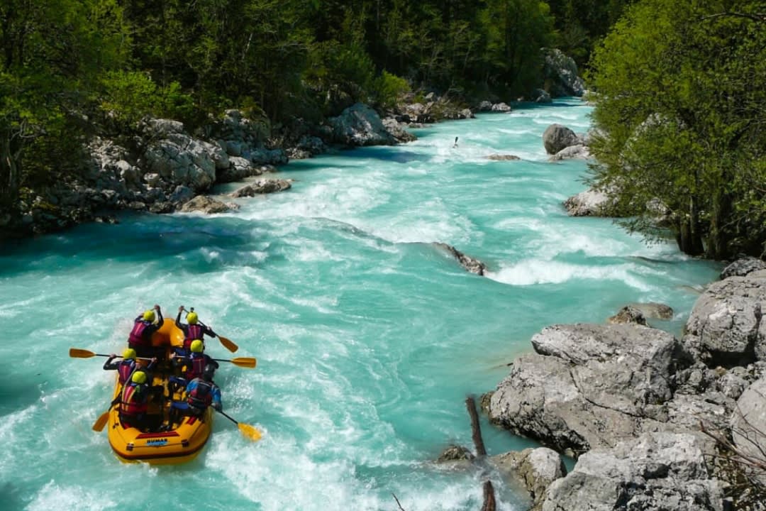 Amigos haciendo rafting por el río Soča desde Bovec