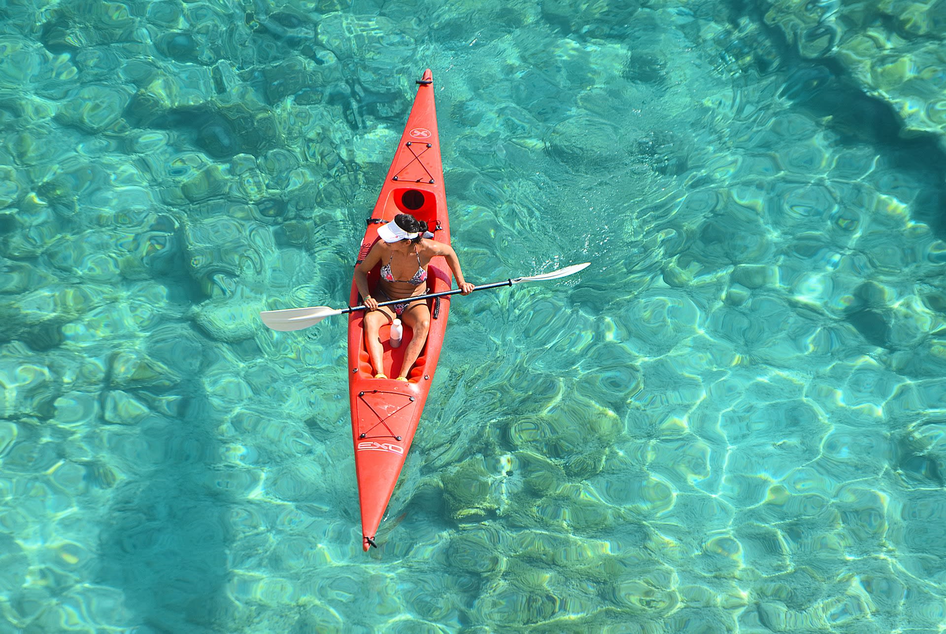 kayak de mar en las aguas turquesas de Santorini (Grecia)