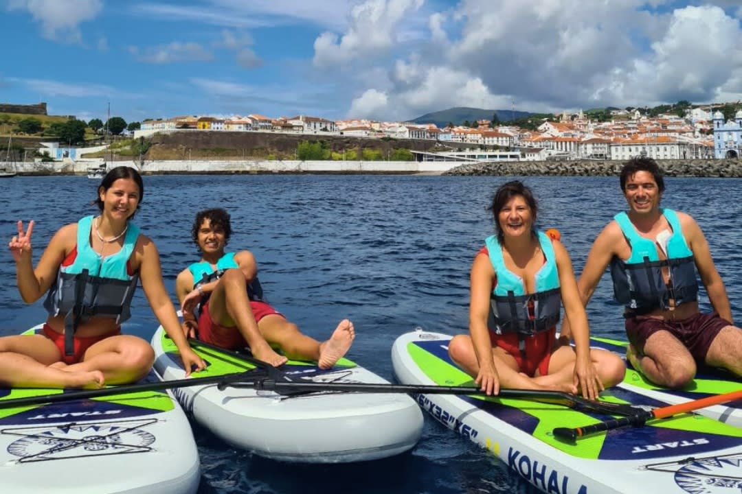 Una familia haciendo Stand-up Paddle Excursión en Terceira, Azores