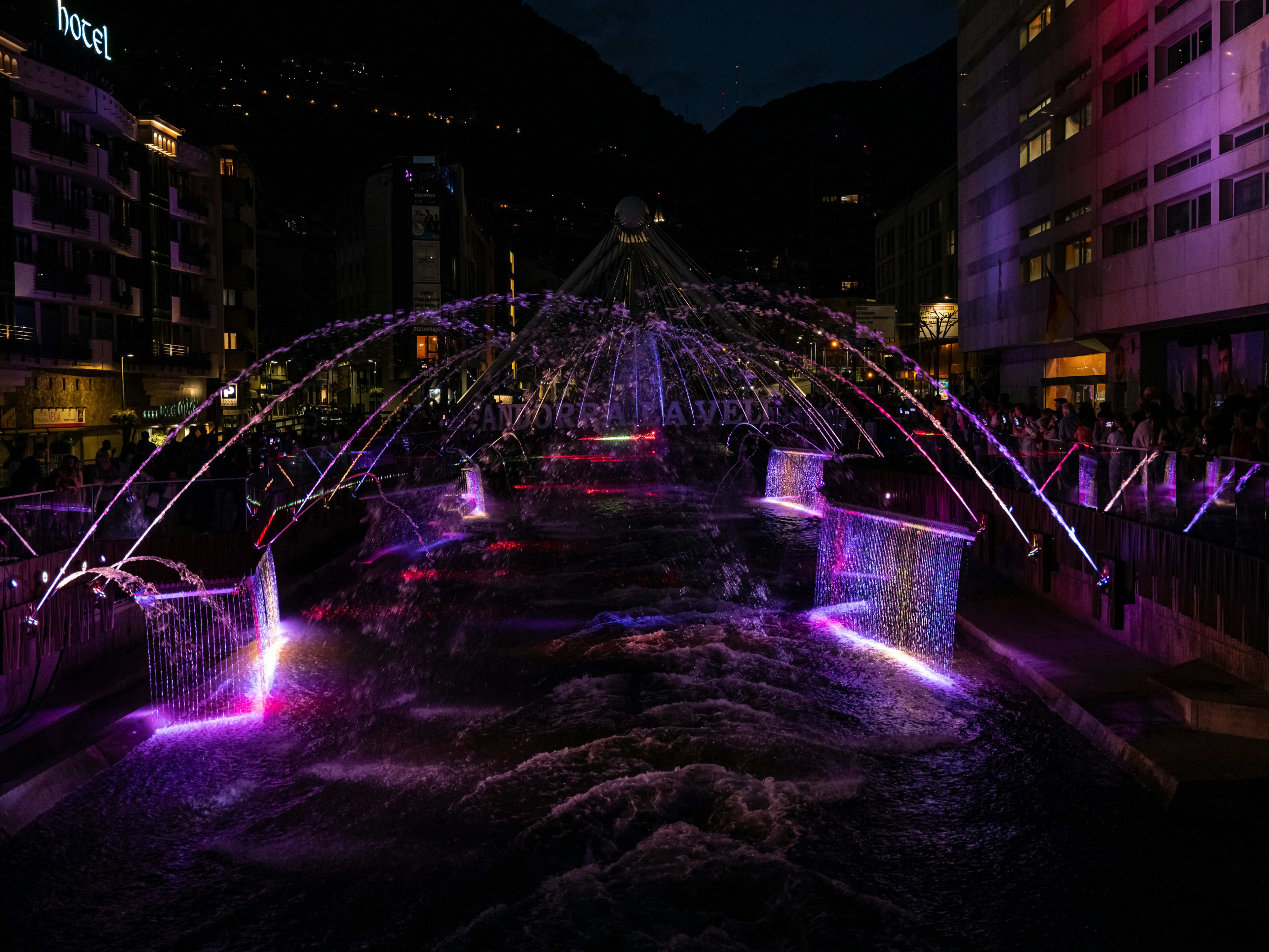 Wasser- und Lichtshow auf der Place de la Rotonda in Andore-la-Vieille