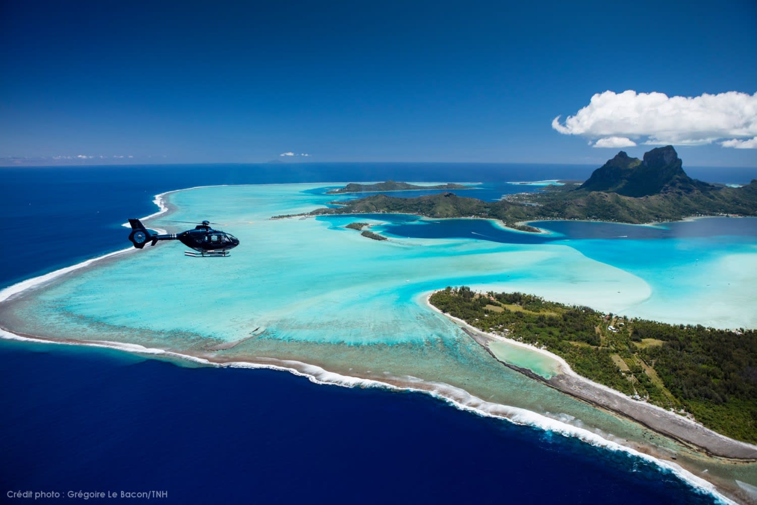 Hubschrauberflug über die Lagune von Bora Bora