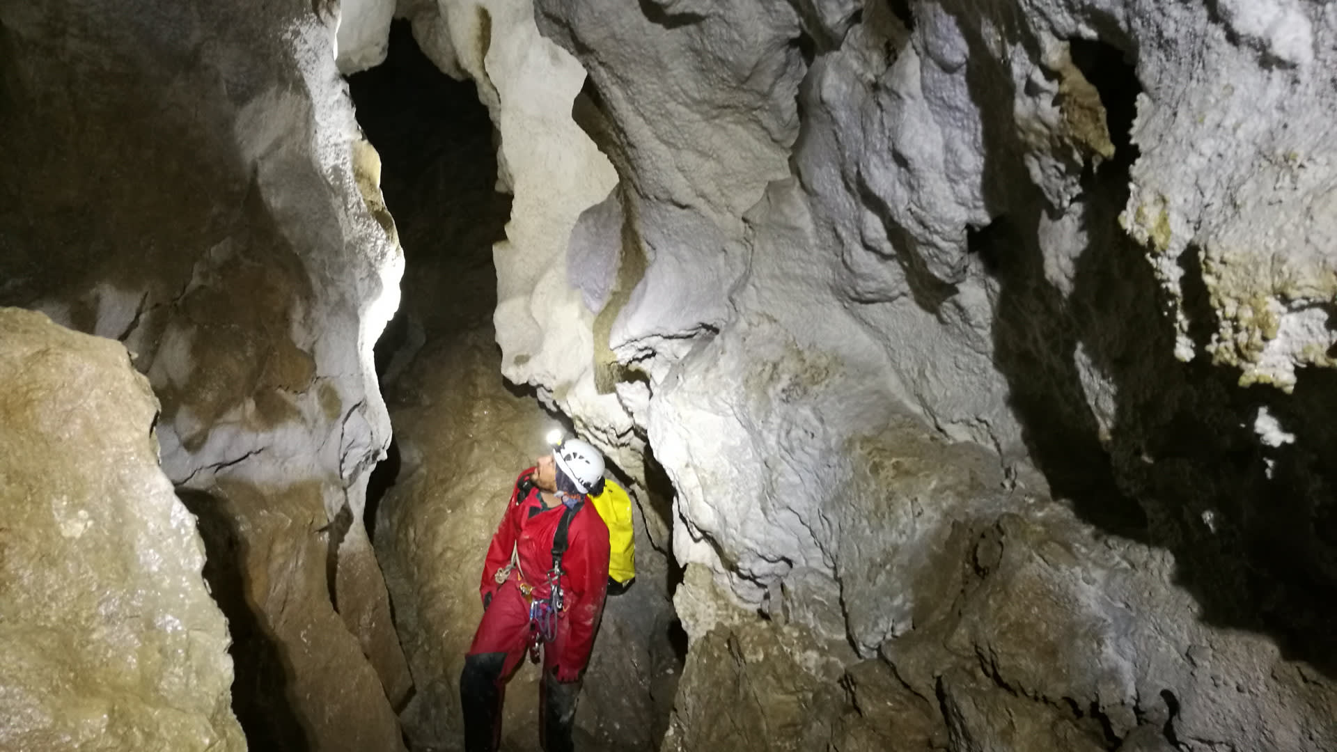 caving in Château d'Oche