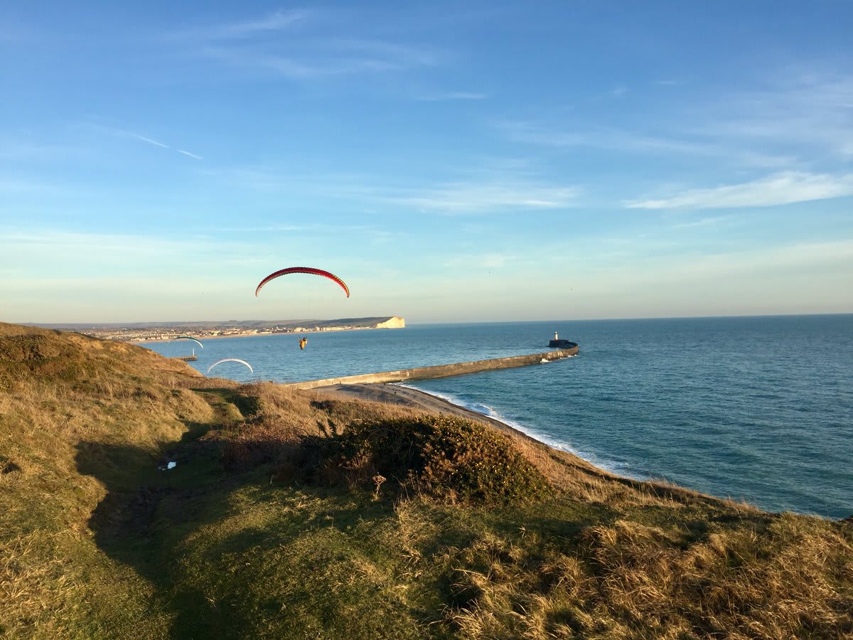 Gleitschirmfliegen über Newhaven Cliffs