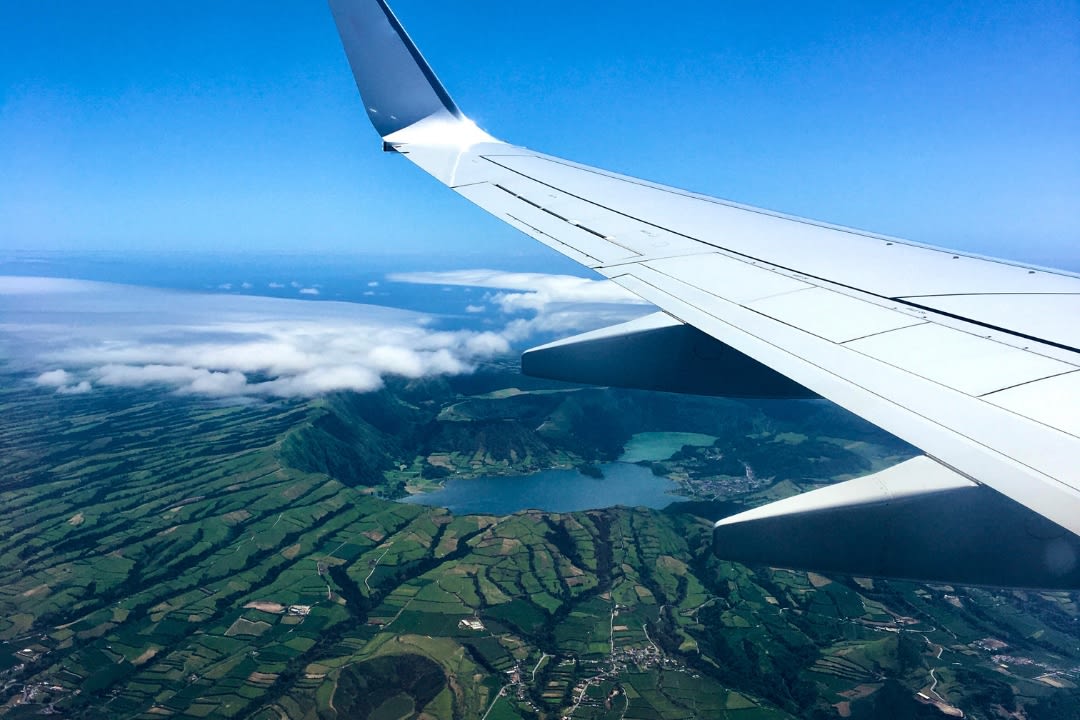 Un vuelo sobre una isla tropical