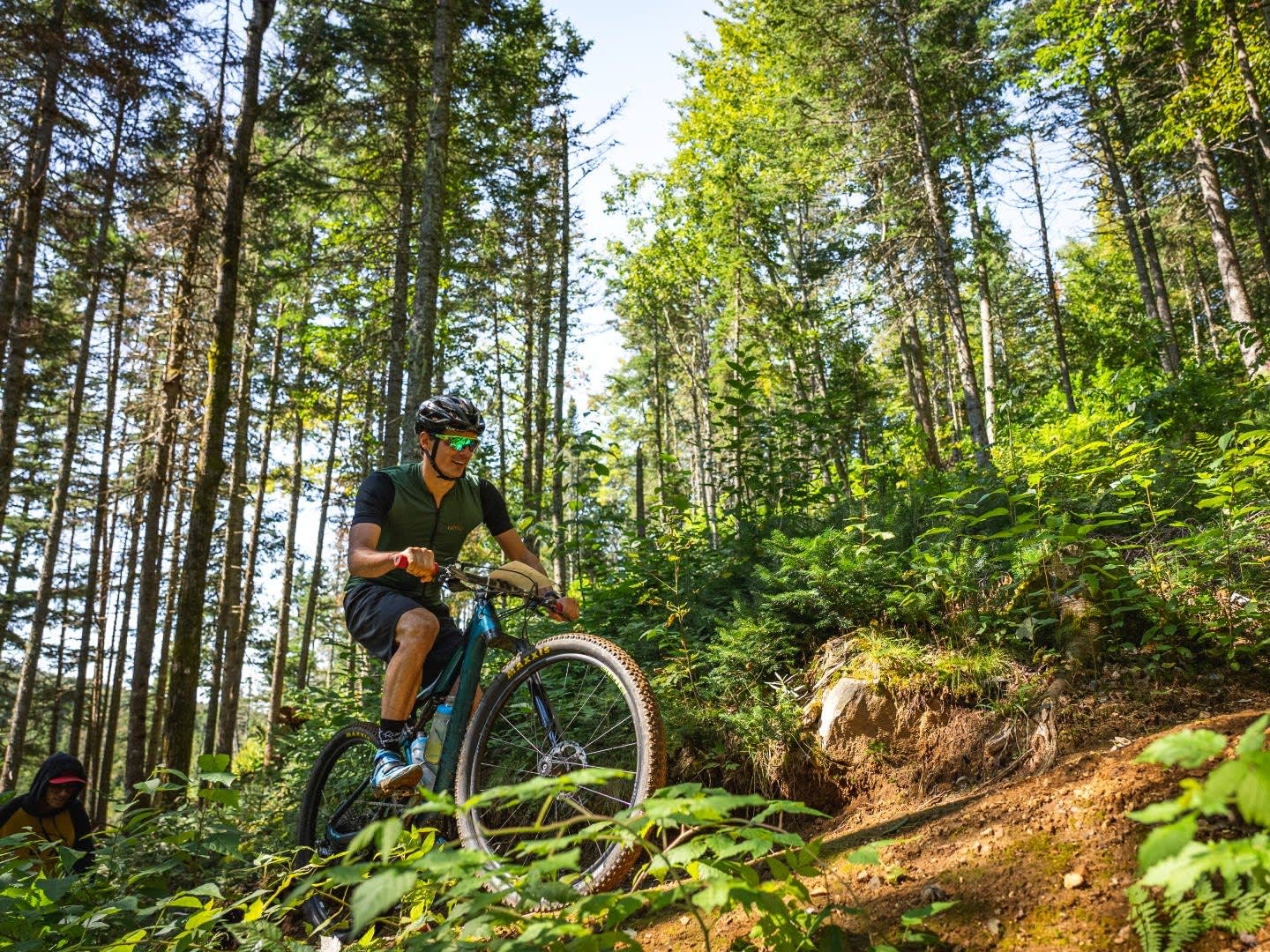 Mann auf Fahrrad in den Bergen