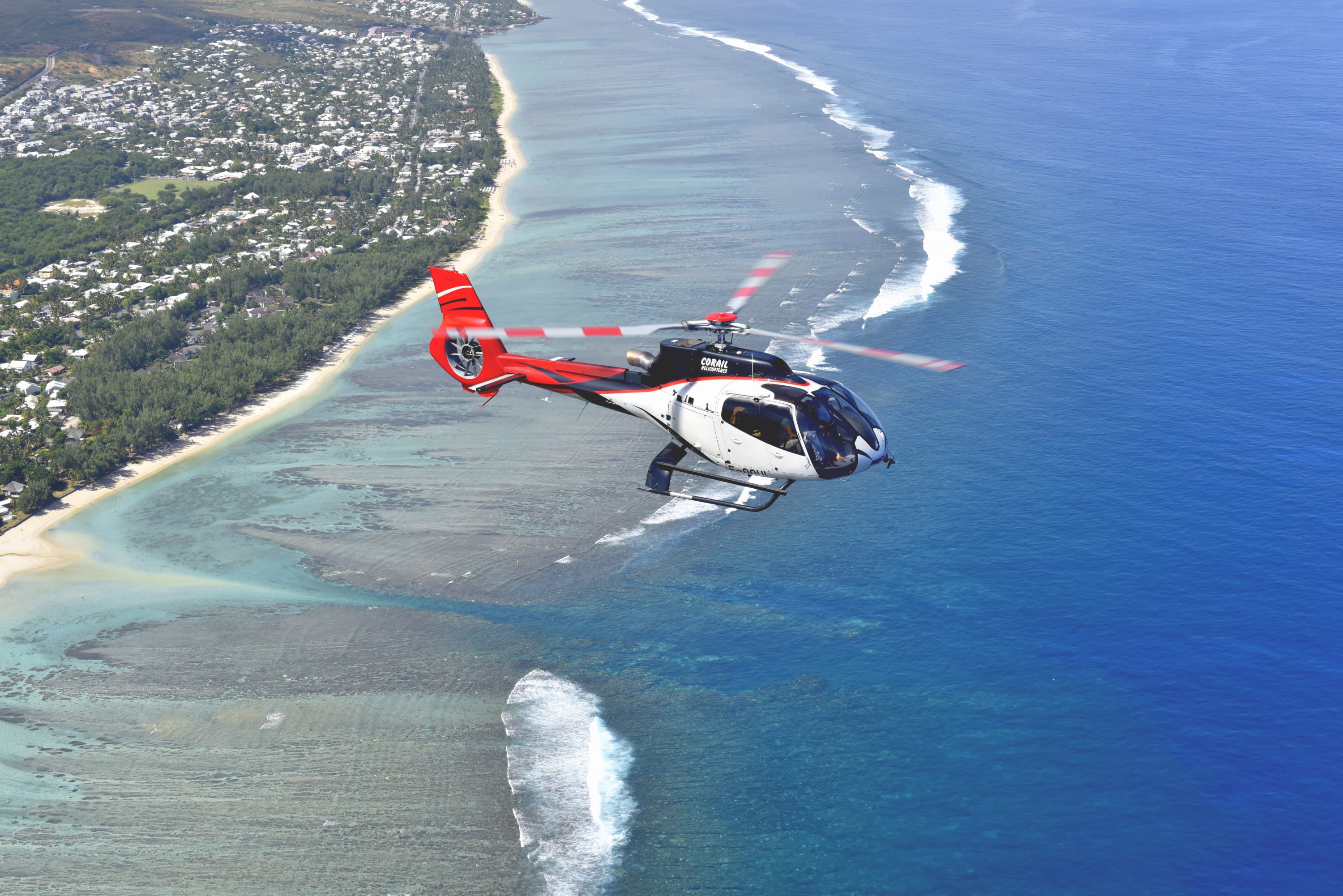 Hubschrauberflug über die Lagune von Saint-Gilles