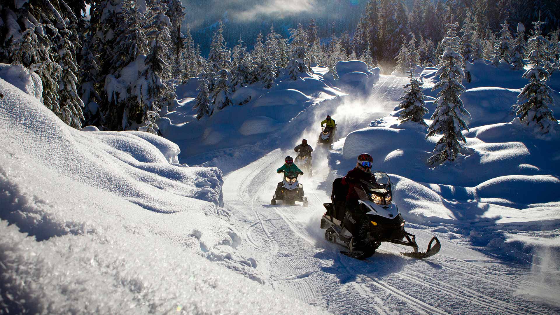 Motos de nieve cerca de Cortina d'Ampezzo