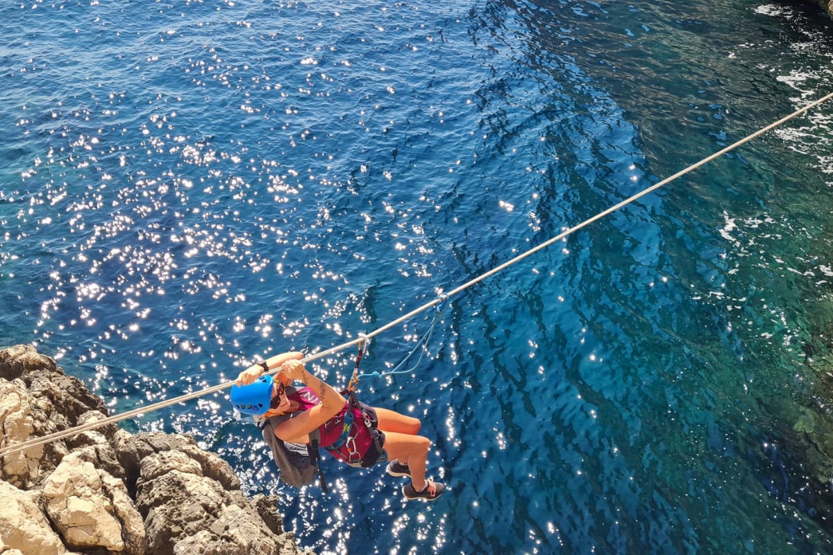 Via ferrata dans la calanque de Sormiou au-dessus de la Méditerranée