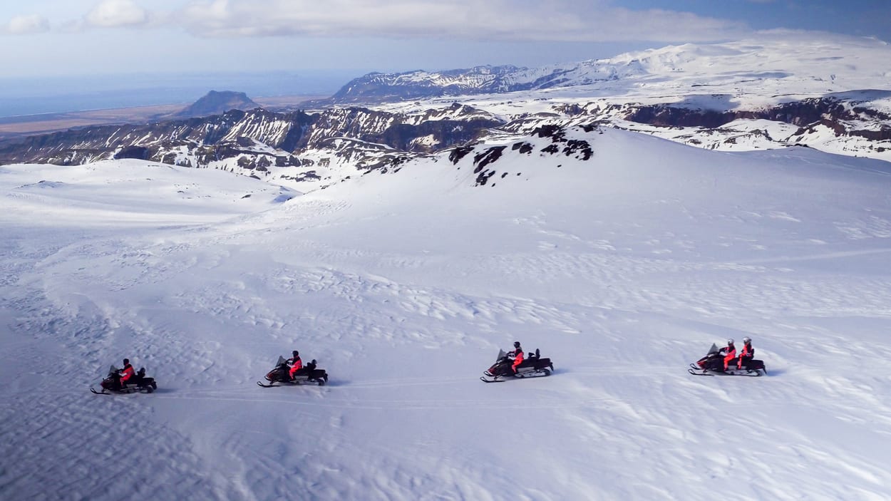 Excursion en motoneige sur le glacier Mýrdalsjökull, près de Vík