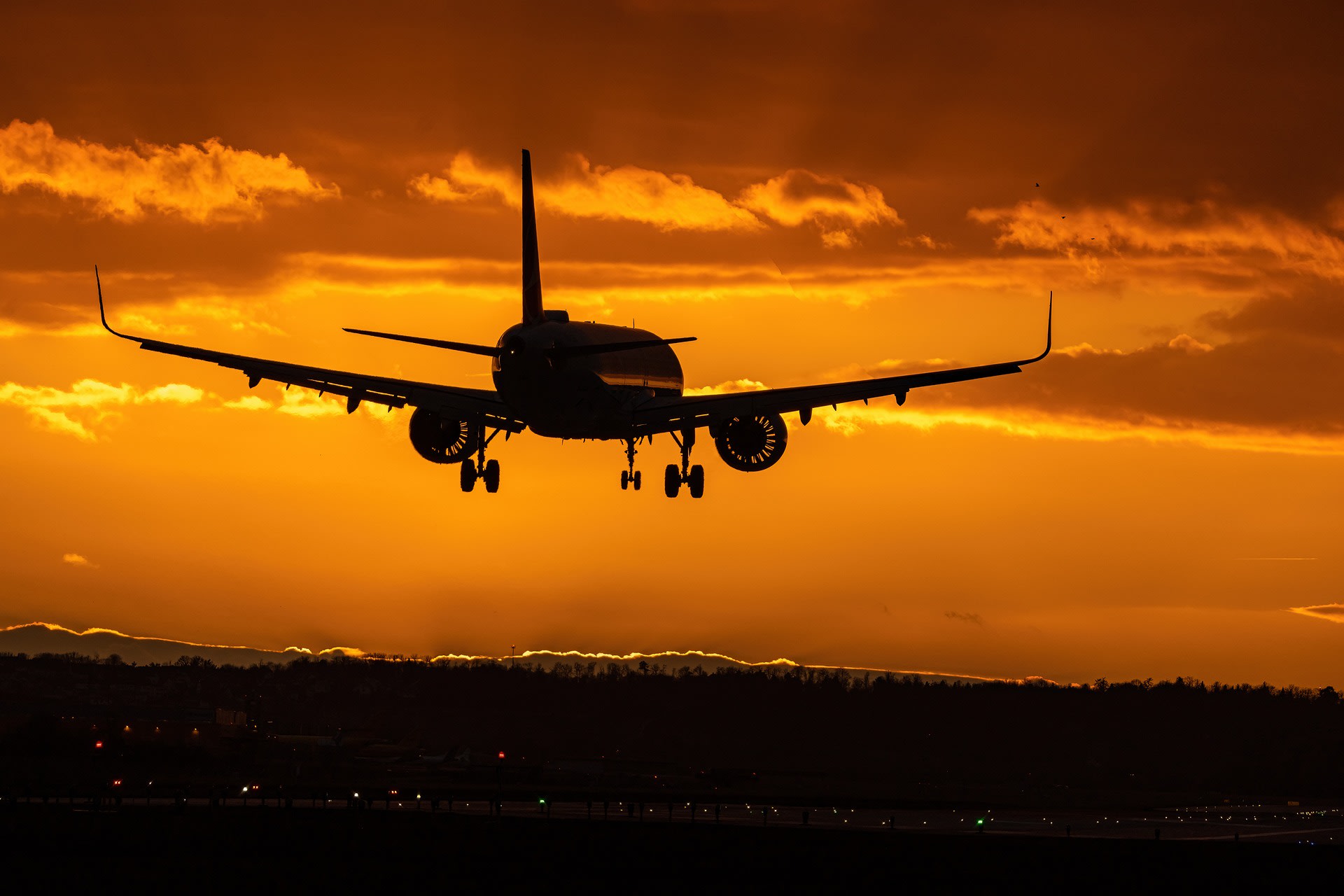 Avión al atardecer