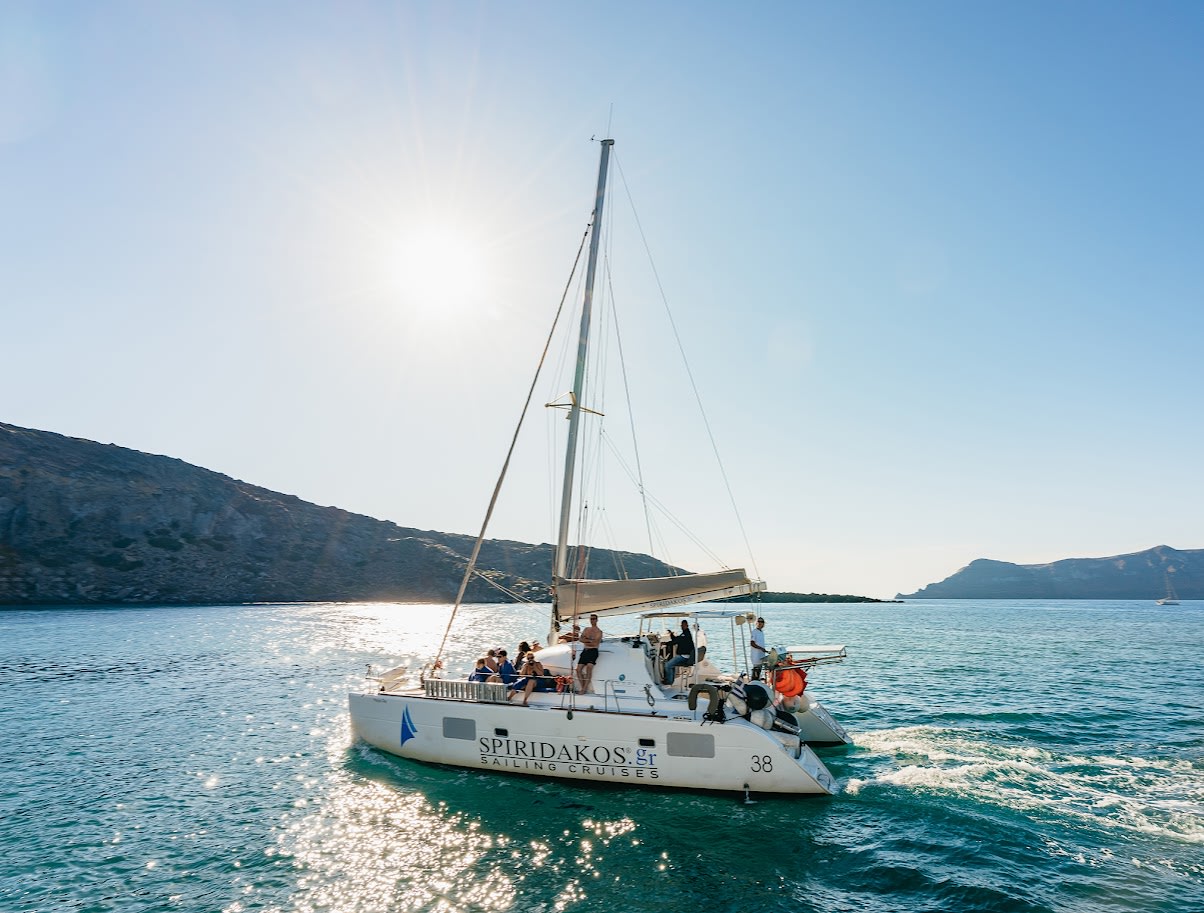 Croisière en catamaran depuis la marina d'Ammoudi à Santorin