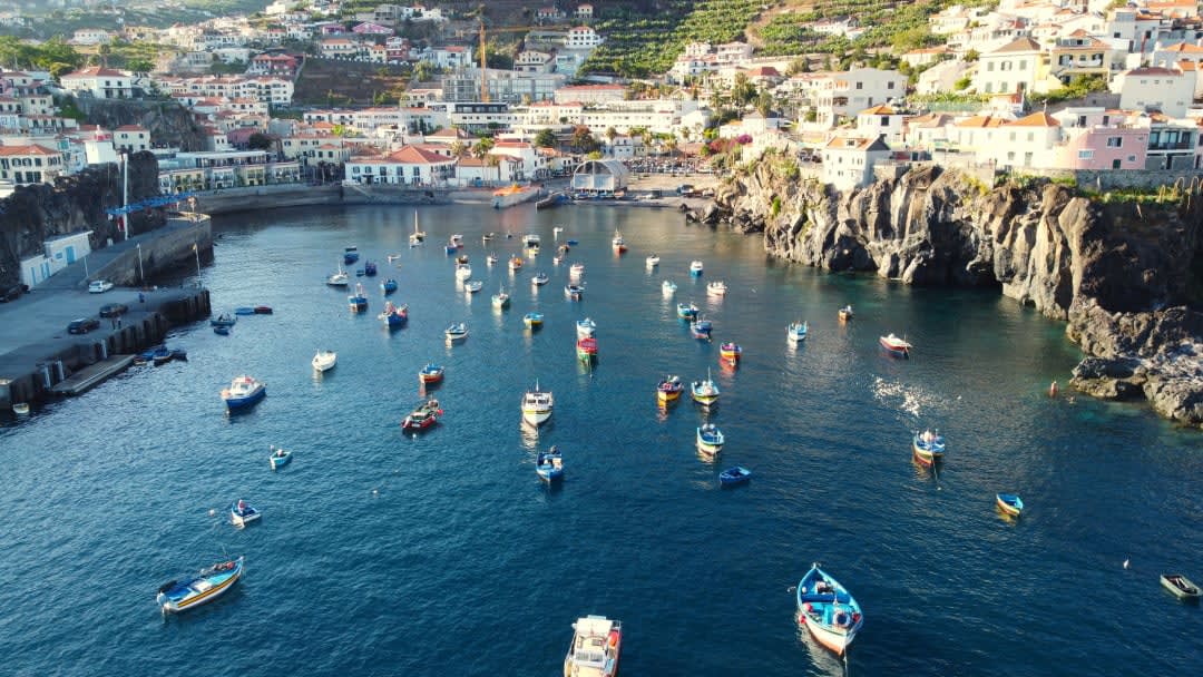 De nombreux bateaux arrivent au port de Funchal, à Madère.