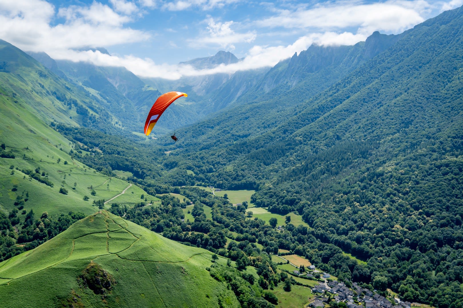 Tandem-Gleitschirmflug in Accous, Pyrénées-Atlantiques