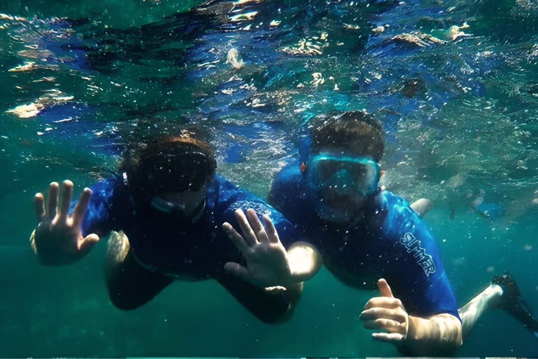 Hombres haciendo Experiencias de Snorkel alrededor de Terceira, en las Azores