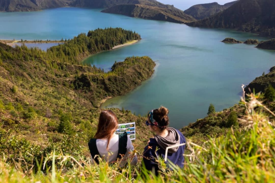 Unos amigos haciendo Senderismo Guiado al Volcán Lagoa do Fogo en São Miguel, Azores