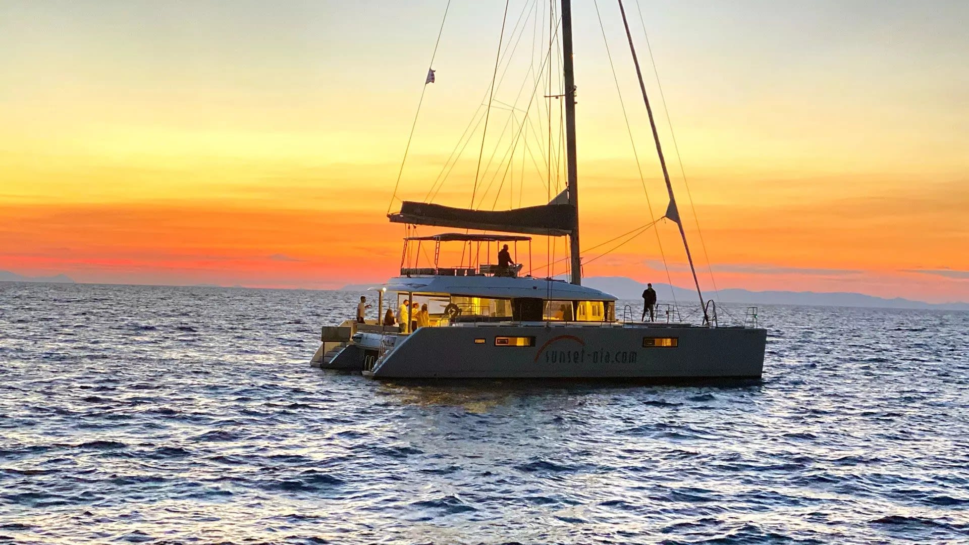 Segelausflug bei Sonnenuntergang in Santorin