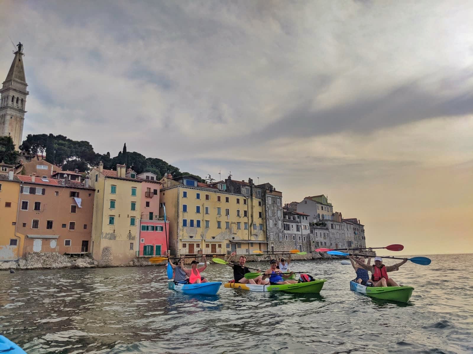Geführte Kajak-Tour bei Sonnenuntergang durch die Altstadt von Rovinj