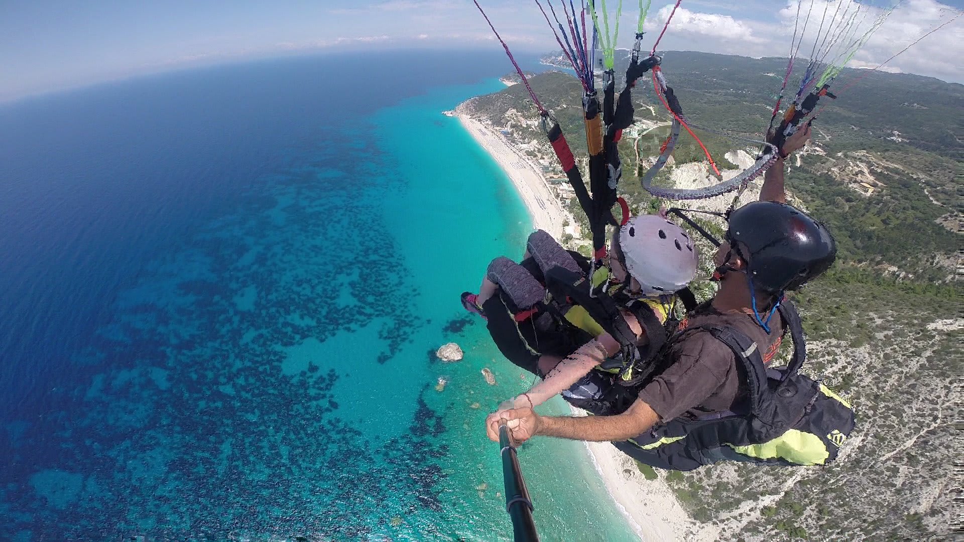 Tandem-Gleitschirmflug am Strand von Kathisma, Lefkada