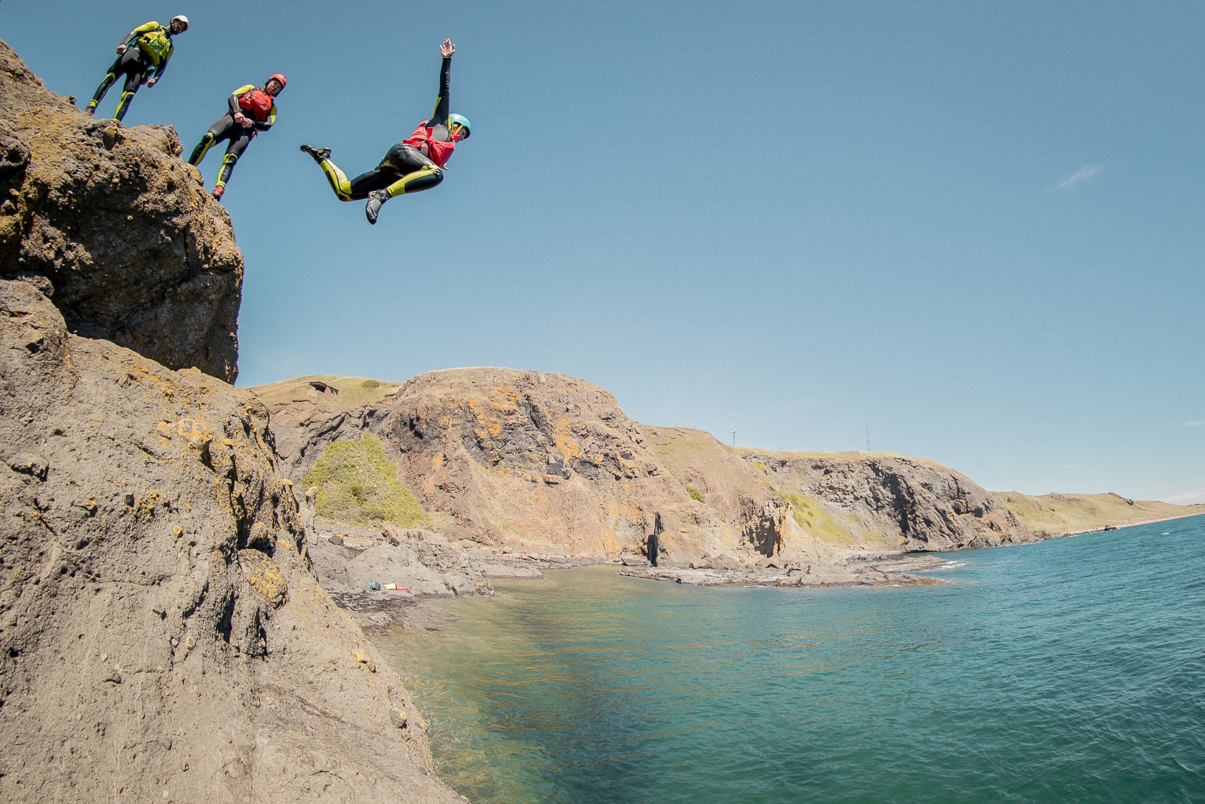 salto de acantilado coasteering Escocia