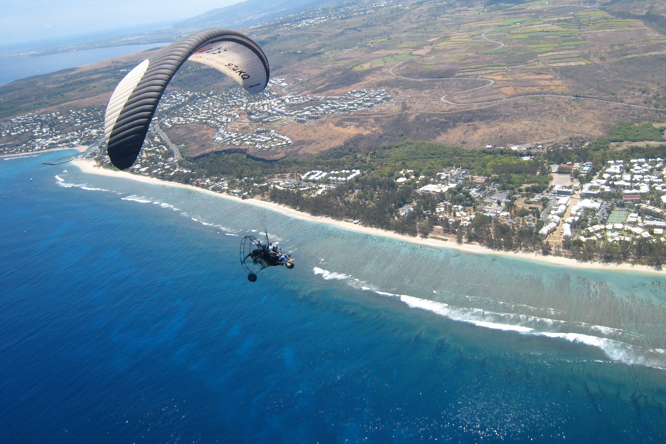 paramotor flight over the lagoon of Saint-Gilles