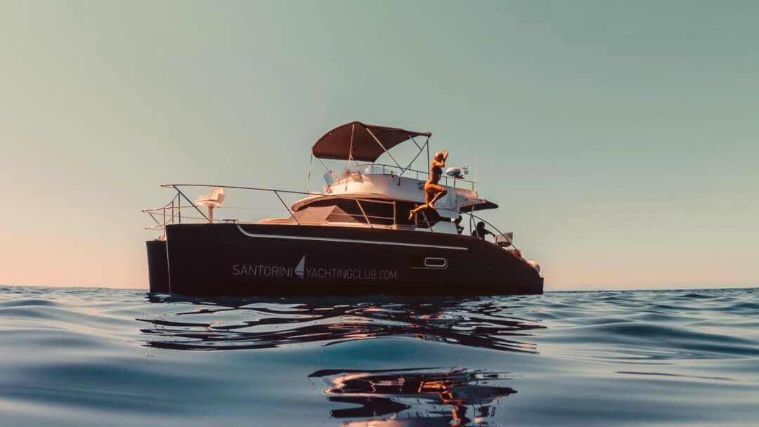Croisière privée en catamaran au coucher du soleil depuis Oia à Santorin