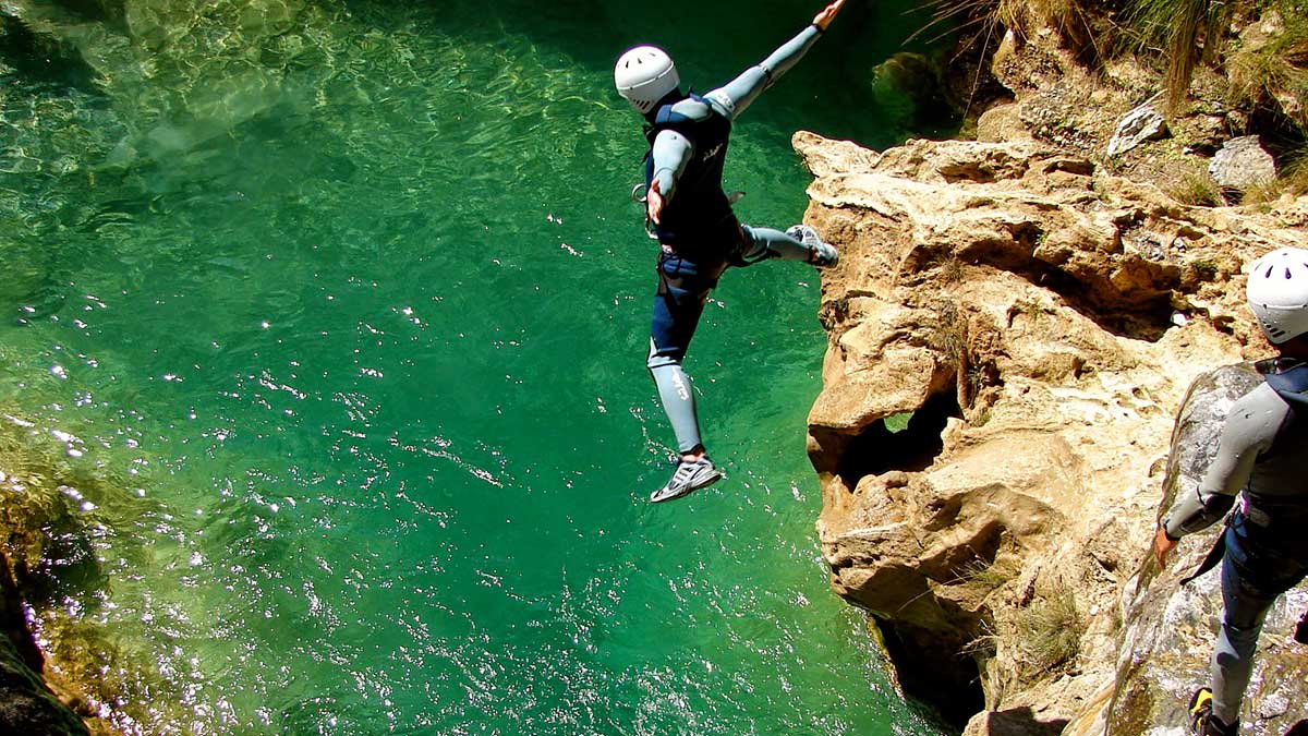 Canyoning in der Rio-Verde-Schlucht in Otivar, in der Nähe von Nerja in Málaga