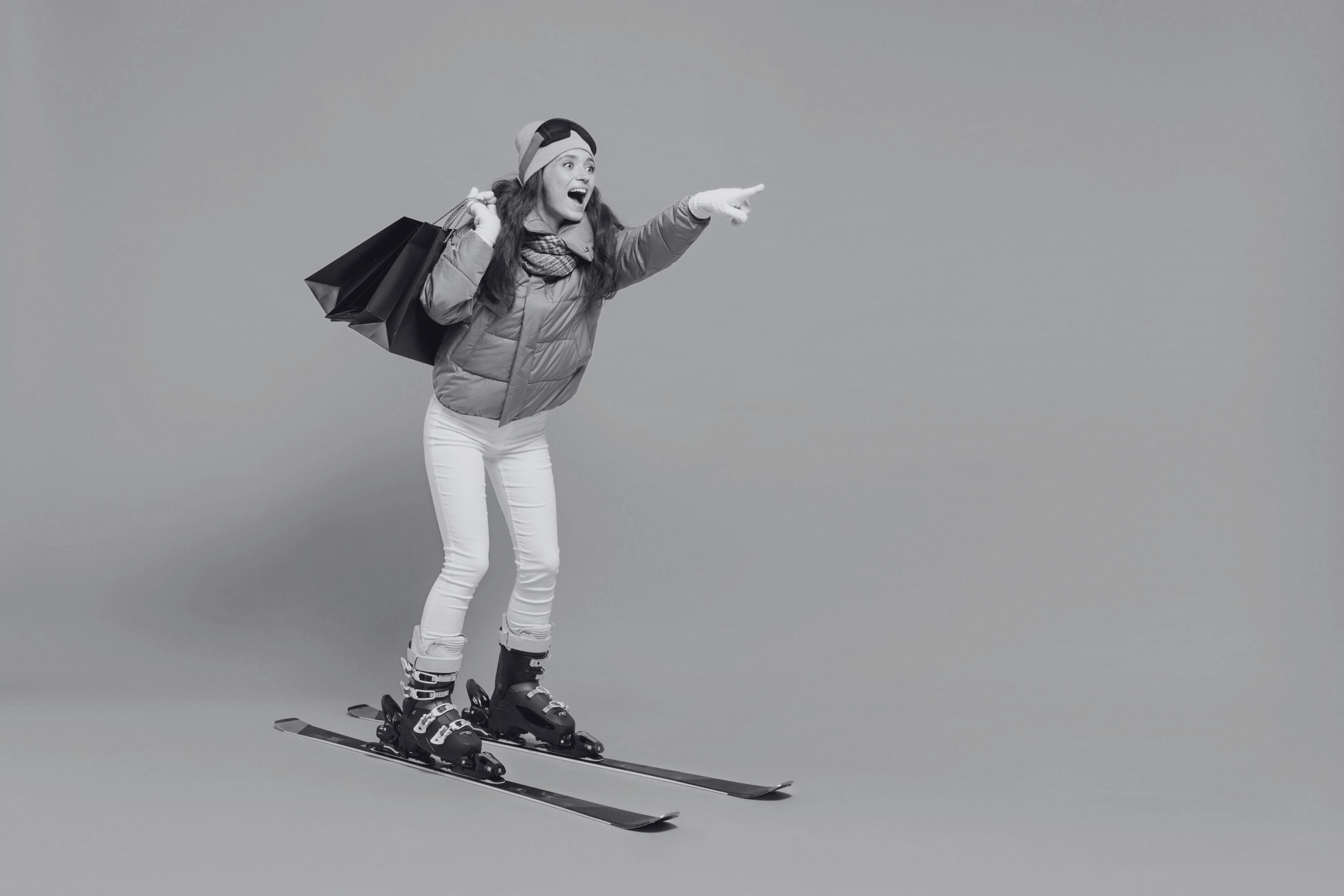 woman on ski with shopping bag