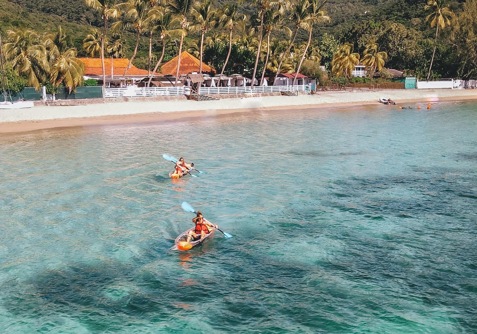 Kayak de mar transparente en Martinica