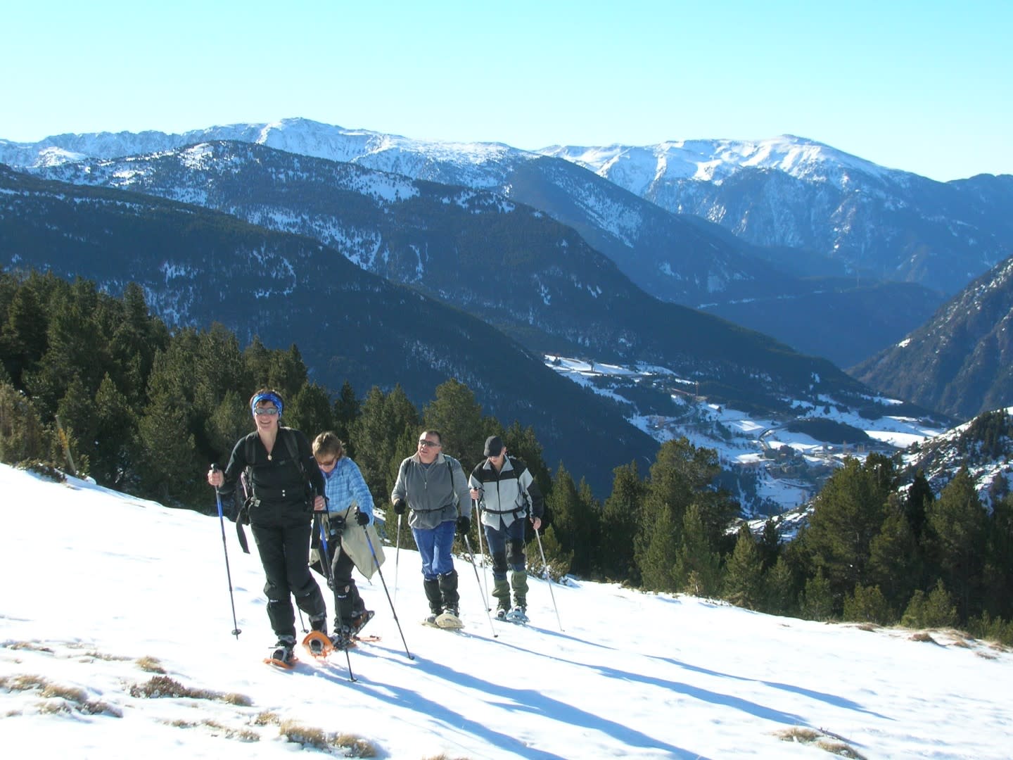 Randonneurs lors d'une excursion en raquettes près de Canillo, Andorre