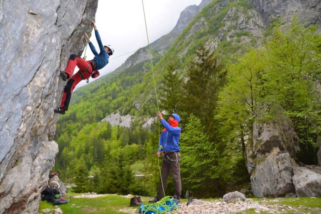 Una mujer practica escalada en roca cerca de Bovec