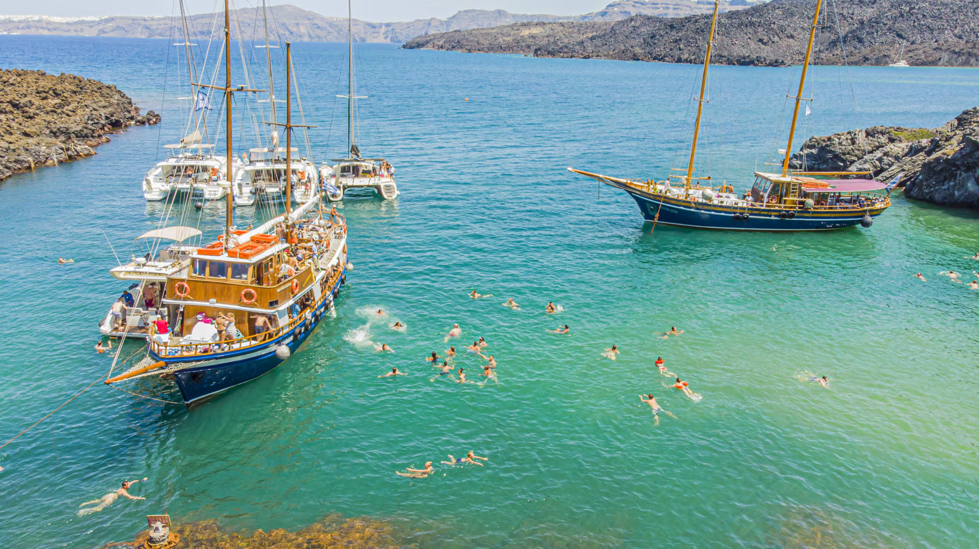 Boat tour in Santorini