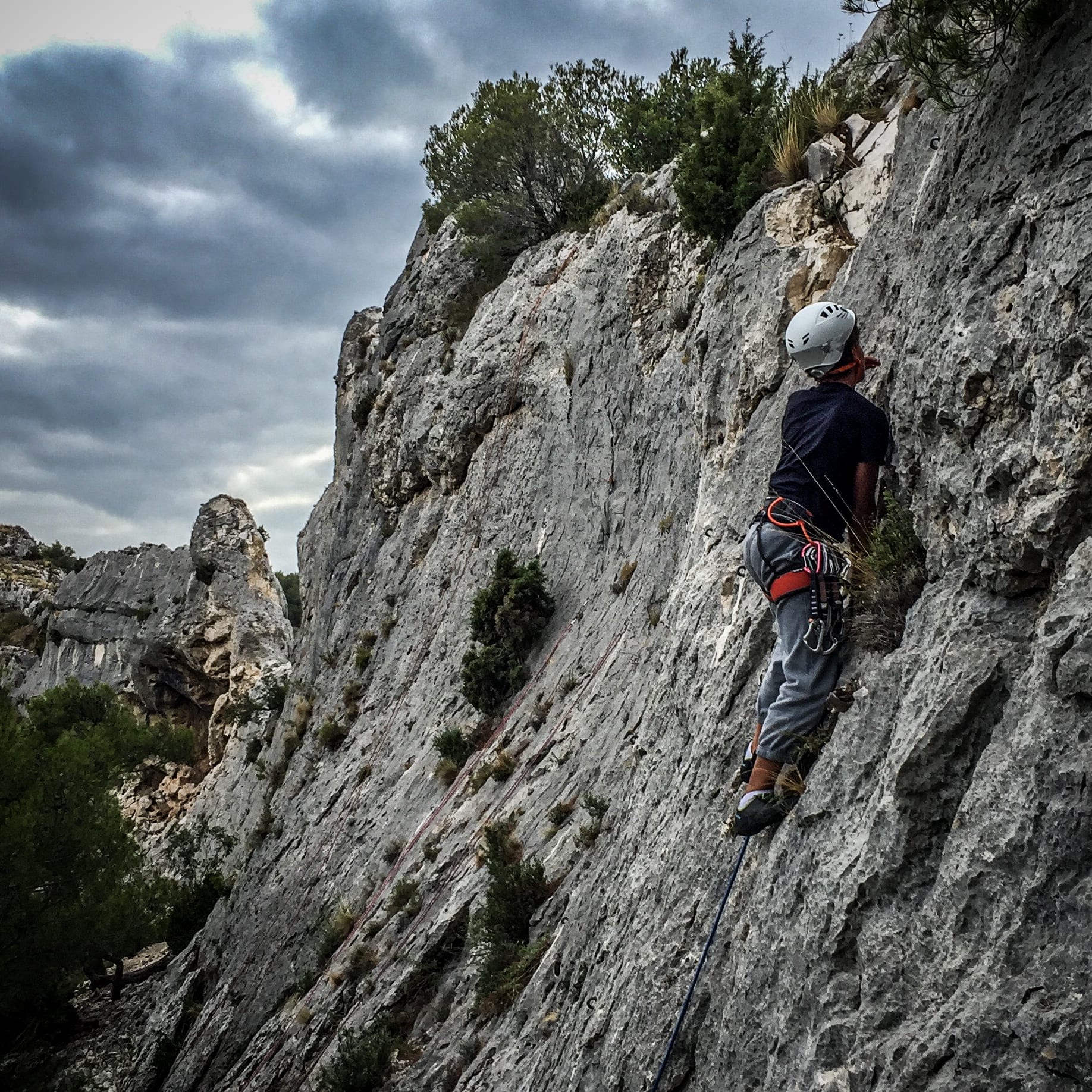 Un joven descubre la escalada en las Calanques, cerca de Marsella.