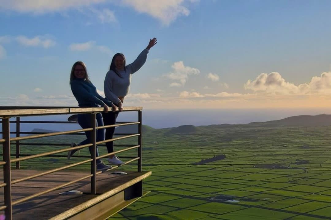 Unos amigos toman fotos en los impresionantes paisajes de la costa este de la isla de Terceira, Azores, durante su visita guiada en furgoneta.