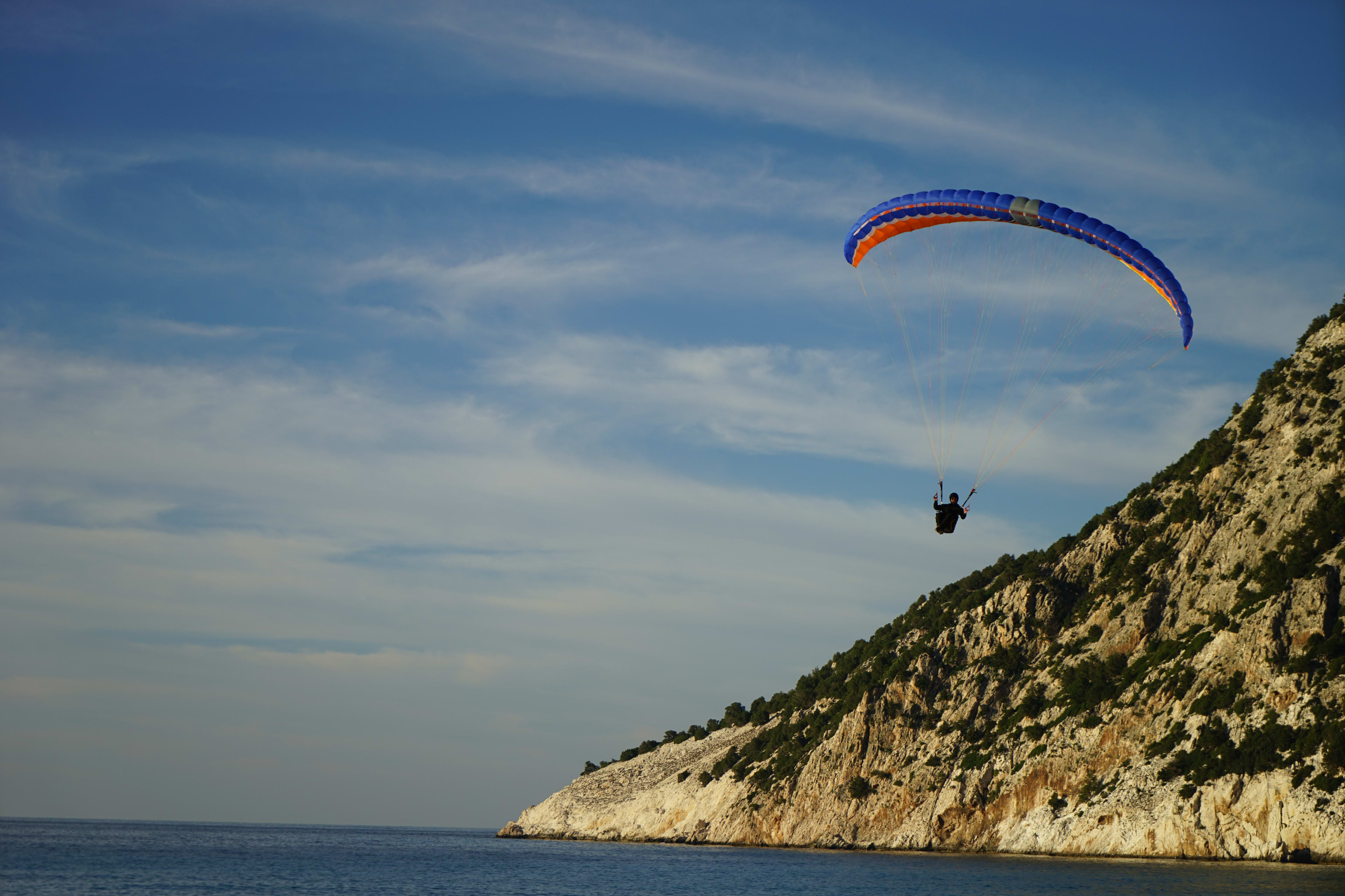 Tandem-Gleitschirmflug über dem Strand von Myrtos in Kefalonia