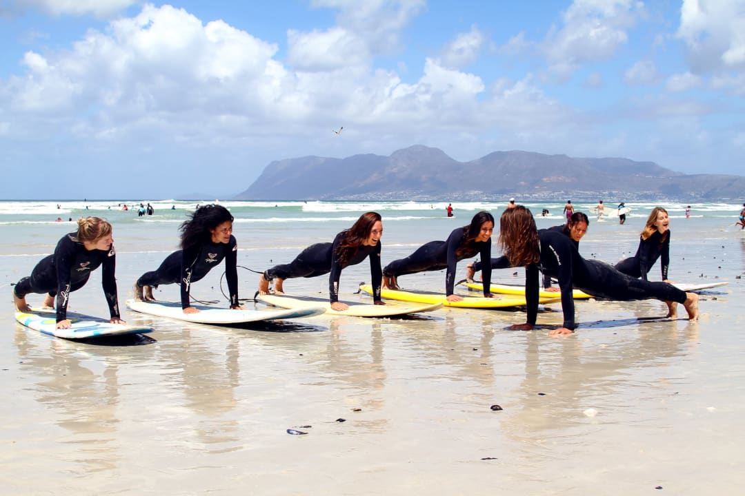 Clases particulares de surf en la playa de Big Bay, cerca de Ciudad del Cabo