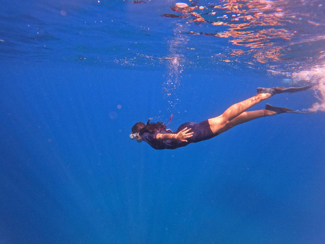 Una mujer haciendo Snorkel alrededor del Islote de Vila Franca do Campo, São Miguel, Azores