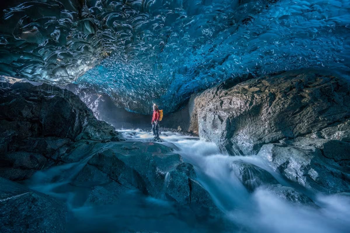 Spéléologie dans une grotte de glace