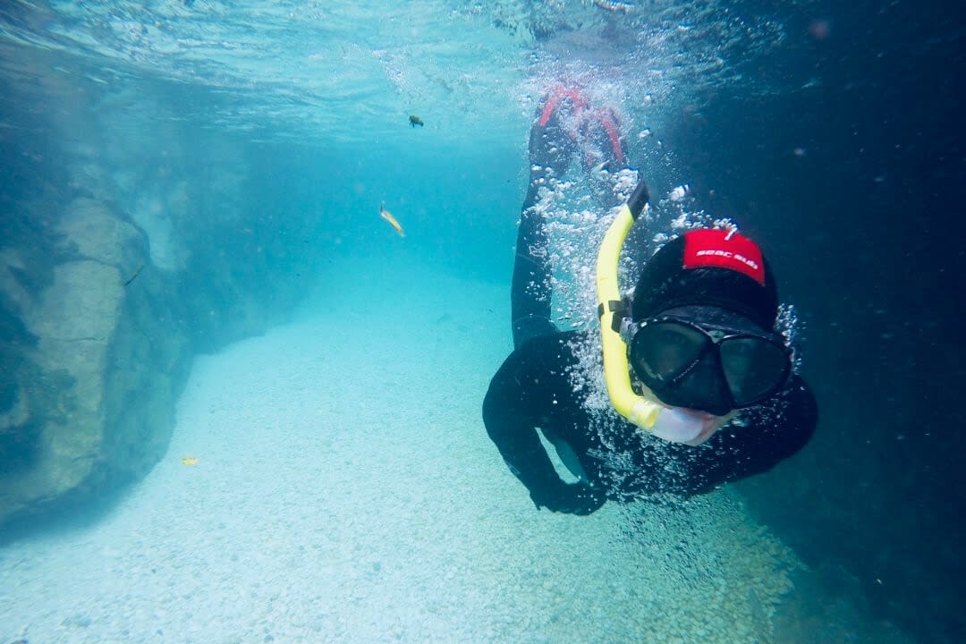 Un hombre haciendo Trekking acuático y Snorkel en el cañón de Učja, valle de Soča.