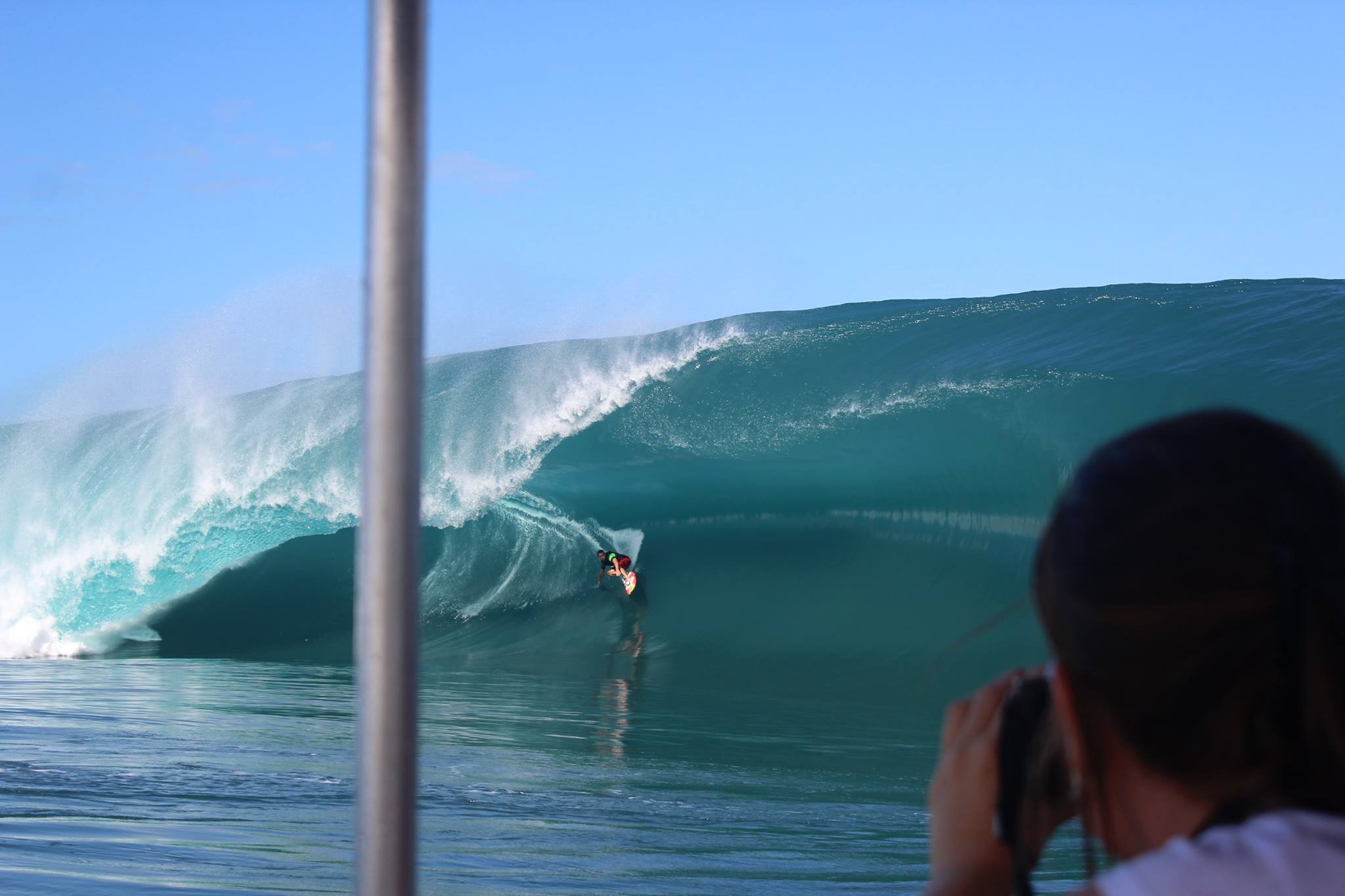 Beobachtung der Teahupoo-Welle mit dem Boot auf Tahiti