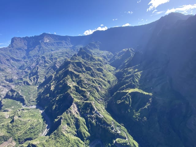 Survol de l'île de La Réunion en hélicoptère depuis Saint-Pierre - Image 2