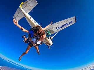 People skydiving