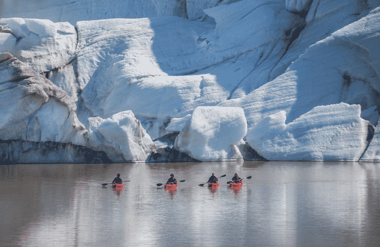 Kajakfahren vor dem Eis des Sólheimajökull-Gletschers